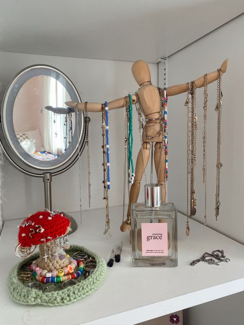 Stand For Jewelry Ideas, Small Room Decor Organization, Jewelry Display Bedroom, College Jewelry Organizer, Ideas For Jewelry Organization, Bedroom Jewelry Display, Accesory Storage Diy, Bedroom Jewelry Organization, Vintage Room Diy Decor Ideas