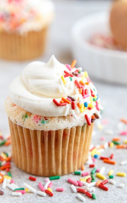 Small Batch Cupcakes Recipes - make 4 or 6 cupcakes 6 Cupcake Recipe, Funfetti Cupcake Recipe, Small Batch Cupcakes, Angel Food Cupcakes, Cupcakes Funfetti, Easy Vanilla Cupcakes, Batch Baking, Funfetti Cupcakes, Soft Baked Cookies