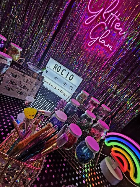 Girls And Glitter Party, Y2k Table Decor, Glitter Bday Party, Gliter Bar Stand, Glitter Bar Party, Karaoke Party Ideas Decoration, Disco Glam Party Decorations, Glitter Bar Ideas, Y2k Themed Party