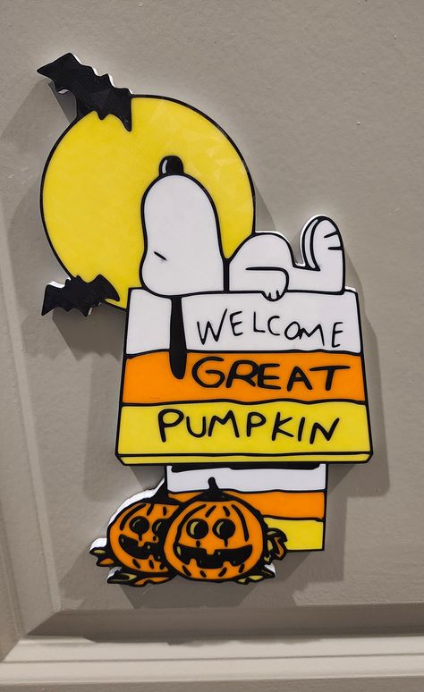 Welcome the fall season with a charming twist using our 3D-printed Snoopy "Welcome Great Pumpkin" decoration. This whimsical piece captures the beloved Peanuts character in high detail, showcasing Snoopy on his iconic dog house setting.  Measurements: 9.75"×6.5"×0.25" This sign is printed in eco-friendly PLA plastic, it features vibrant colors and intricate designs that will brighten up any indoor space. Perfect for fans of the Peanuts gang and Halloween enthusiasts alike, this decoration adds a Peanuts The Great Pumpkin, Snoopy Trunk Or Treat Ideas, Classroom Diys, Lunch Boards, Snoopy October, Welcome Great Pumpkin, Window Art Diy, Charlie Brown Pumpkin, Snoopy Aesthetic