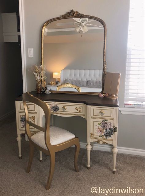 Vintage Vanity Aesthetic, Spot Light Photoshoot, Vanity Aesthetic, Primrose Mirror, Room Ideas For Men, Light Photoshoot, Vanity Table Vintage, Room Ideas For Men Bedroom, Men Bedroom