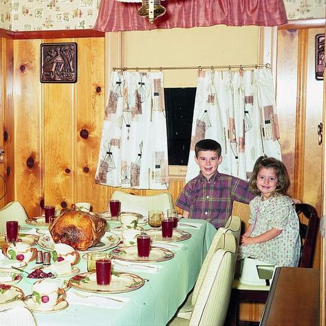 What Thanksgiving Looked Like Through the Decades 1950s Thanksgiving, American Thanksgiving, Retro Thanksgiving, Thanksgiving Photos, Nice Holiday, Holiday Turkey, Through The Decades, Easy Fall Crafts, Vintage Thanksgiving