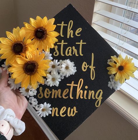 Grad Cap Sunflower, Yellow Grad Cap Ideas, Graduation Cap Designs Yellow, Cute Grad Cap Ideas High Schools, Boho Graduation Cap, High School Cap Decoration, Sunflower Graduation Cap, Yellow Graduation Cap, High School Graduation Cap Designs