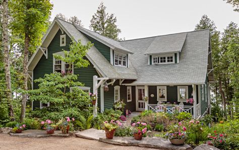 Cottage Style Dining Room, Green House Exterior, Green Siding, Charming Cottage, Beach Bungalow, Cottage Exterior, Cottage Style Decor, Country Retreat, Cottage Style Homes