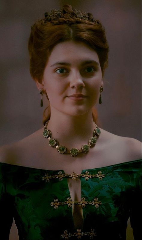 Alicent Hightower Green Dress, Alicent Hightower Cosplay, Emily Carey House Of The Dragon, House Of The Dragon Alicent Hightower, Alicent Hightower Wallpaper, Alicent Hightower Dress, Young Alicent Hightower, House Of The Dragon Alicent, Young Alicent