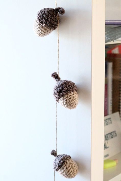 Crochet acorn pattern free - Make your own acorn garland with this DIY tutorial. #crochetacorn #crochetpattern #crochet #acorn Acorn Garland Crochet, Woodland Decorations Diy, Crochet Acorn Garland, Mushroom Crochet Garland, Crochet Decoration Free Pattern, Crochet Mushroom Garland Pattern, Crochet Thanksgiving Garland, Crochet Fall Garland Patterns Free, Crochet Garland Ideas