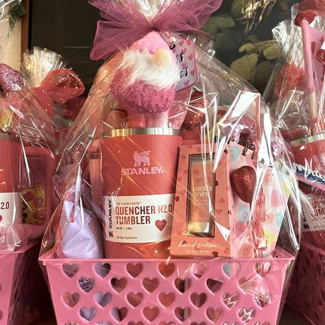 Gift Baskets For Her For Women, Maroon Gift Basket Ideas, Gift Basket With Purse, Stanley Raffle Basket, Stanley Easter Basket, Stanley Gift Basket Ideas, Gift Basket Color Themed, Colored Themed Gift Baskets, Custom Gift Baskets