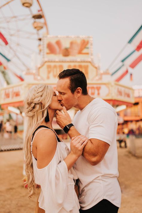 Carnival Family Pictures, Fair Photography Couples, County Fair Engagement Photos, Carnival Photoshoot Couple, Fair Mini Session Photo Shoot, Carnival Maternity Shoot, Cute Carnival Pictures, Carnival Family Photoshoot, Fair Engagement Pictures