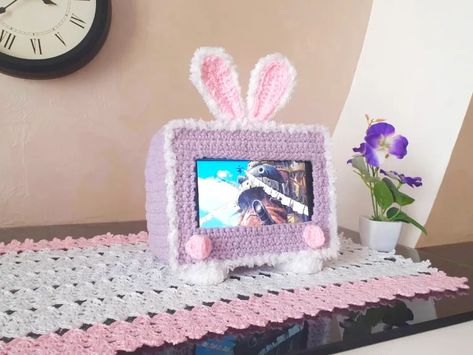 You can crochet this cute mobile phone holder now! - Atelier Delilah Crochet Record Player, Crochet Bookshelf, Tv Phone Holder, Bookshelf Bookmark, Paw Crochet, Bunny Mobile, Coaster Crochet, Crochet Mobile, Crochet Cactus