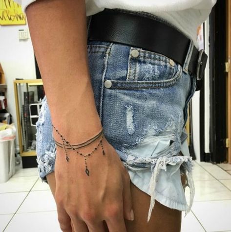 Jewerly Tattoo, Tato Mandala, Wrist Bracelet Tattoo, Tattoo Band, Tato Henna, Armband Tattoos, Cat Tattoos, Wrist Tattoos For Women, Tiny Tattoo