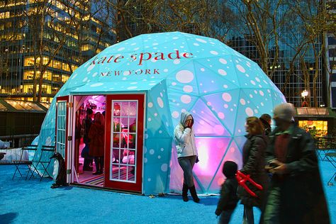 Cute and sophisticated! Pop Up Retail, Kate Spade Holiday, Holiday Pops, Experiential Marketing, Interactive Installation, Exhibition Stand Design, New York Photos, Pop Up Event, Store Displays