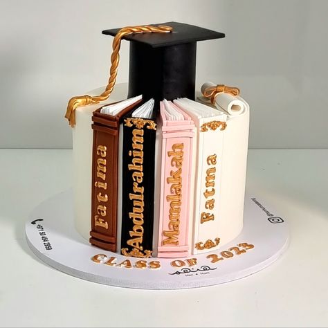 Graduation Cake With Books, Book Graduation Cakes, Accounting Graduation Cakes, Mba Cake, Cake Ideas Graduation, Law School Graduation Cake, 50th Birthday Celebration Ideas, Degree Cake, Graduation Cake Ideas