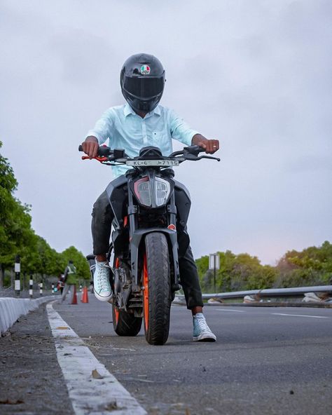 Face Cut Photo Editing Boy, Poses With Bike, Bikes Photography, Bike Modification, Bike Drawing, Boy Blurred Pic, Alphabet Pictures, Cute Couple Dp, Bike Photoshoot