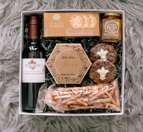 Kendall Jackson Gift Box Savory Gift Basket Ideas, Cheese And Cracker Gift Basket Ideas, Red Wine Gift Ideas, Wine Box Ideas Gift, Red Wine Gift Basket, Comfort Basket, Diy Wine Gift Baskets, Referral Ideas, Cheese Pretzels