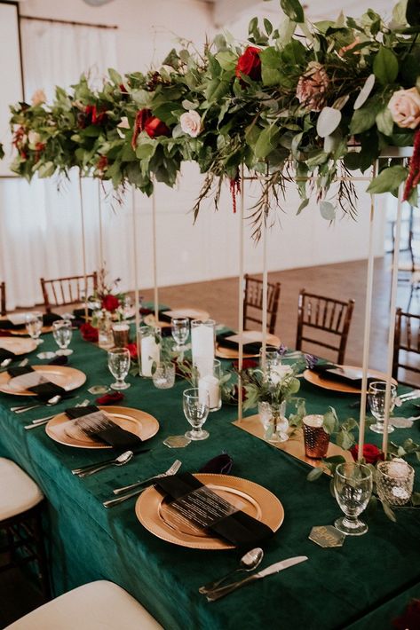 Centerpieces Emerald Green, Red And White Flower Centerpieces, January Wedding Colors, Wedding Cake Emerald Green, Green And Burgundy Wedding, Green Wedding Band, Emerald Wedding Colors, White Flower Centerpieces, Dark Red Wedding