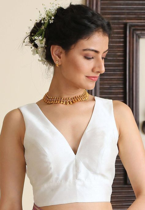 Necklace With V Neck Blouse, Sleeveless White Blouse Designs, Solid Blouse Designs For Saree, White Sleeveless Blouse Saree, Sleeveless V Neck Blouse Designs, Sleeveless Saree Jacket Designs, Saree Jacket Designs Latest Sleeveless, Necklace For V Neck Blouse, V Neck Blouse Indian Saree