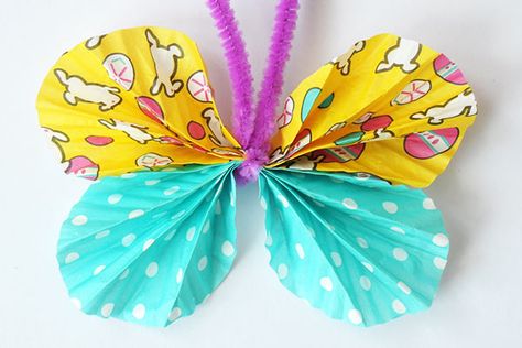 Butterfly Art And Craft, Cupcake Liner Crafts, Cupcake Liner Flowers, Crab Crafts, Fireworks Craft, Fun Craft Ideas, Colorful Cupcakes, Kids Christmas Ornaments, Hemma Diy