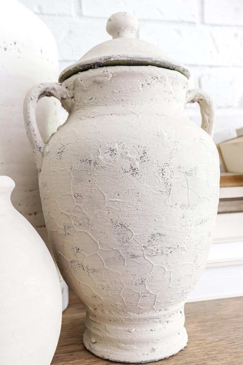 Do you have old ceramic vases around that no longer fit your style? These DIY textured painted ceramics are a great idea to consider. Ceramic Vases Diy, Diy Painted Vases, Ceramic Crock, Hanging Craft Ideas, Painted Ceramics, Flower Pot Design, Old Vases, Hanging Craft, Paper Wall Hanging