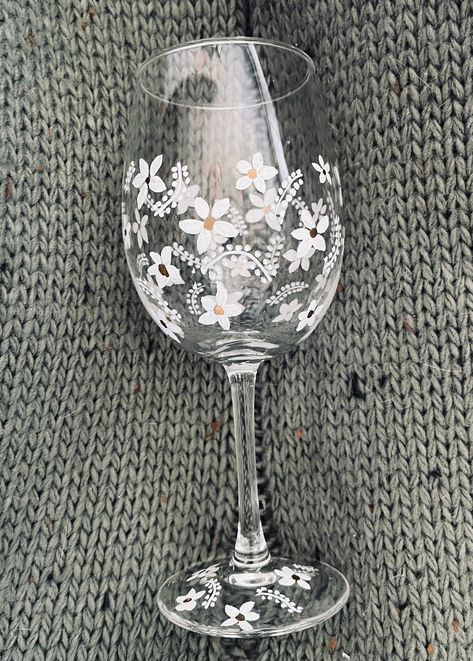 Painting Wine Glasses Aesthetic, Painted Wine Glasses Flowers, Wine Glass Painting Ideas, Hand Painted Wine Glasses Diy, Diy Wine Glasses Painted, Painting Glass Jars, Wine Glass Decor, Diy Wine Glasses, Hand Painted Glasses