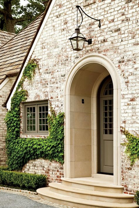 Lime Wash Brick, Painted Brick House, Eksterior Modern, White Wash Brick, Pintura Exterior, Brick Exterior House, Exterior Makeover, Casa Exterior, Brick Facade