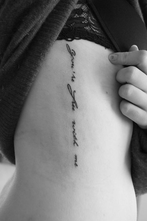 Tattoo Ideas Tumblr, Rib Tattoo Quotes, Font Tato, Quote Tattoos Placement, Tattoos On Side Ribs, Tattoo Script Fonts, Cage Tattoos, Ribcage Tattoo, Writing Tattoos