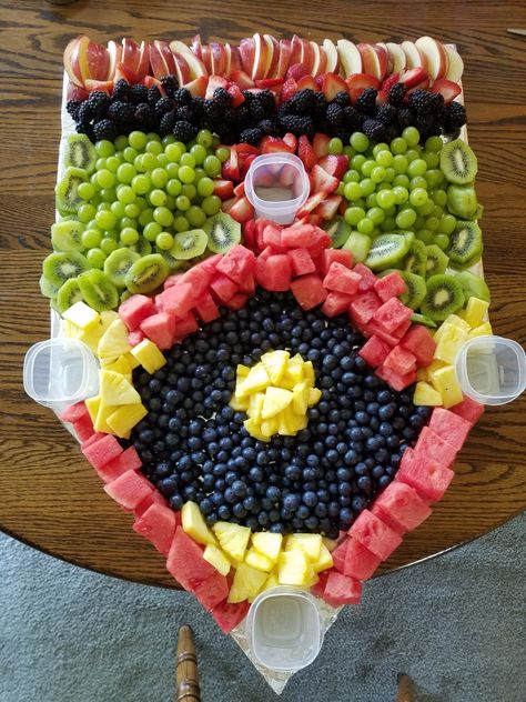 Softball field fruit tray for graduation party. Fruit Baseball Field, Baseball Fruit Tray Ideas, Baseball Fruit Tray, Cheese Gal, Yankees Birthday Party, Baseball Food Party, Softball Banquet, Luca Party, Baseball Decorations