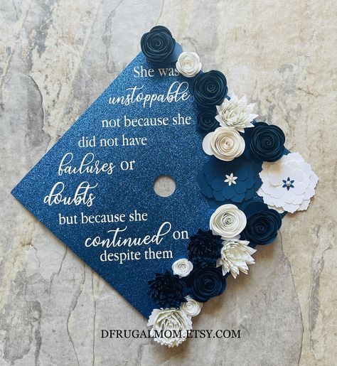 Graduation Cap Decor, Grad Cap Ideas, Flower Graduation Cap, Glitter Graduation Cap, Flower Graduation, Custom Graduation Caps, Flowers And Pearls, Diy Graduation Cap, Diy Graduation