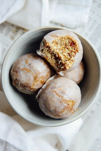 RAW VEGAN DONUT HOLES {vanilla caramel coconut} Dough: 2/3 cup rolled oats 2/3 cup cashews, preferably soaked for 4 hours then rinsed 2/3 cup pitted dates 1/8 teaspoon Himalayan salt Glaze: 2 tablespoons coconut oil 2 tablespoons maple syrup 1/8 teaspoon vanilla powder Vegan Donut Holes, Low Carb Vegan Breakfast, Burrito Vegan, Healthy Vegan Dessert, Patisserie Vegan, Caramel Coconut, Raw Vegan Desserts, Vegan Donuts, Vanilla Caramel