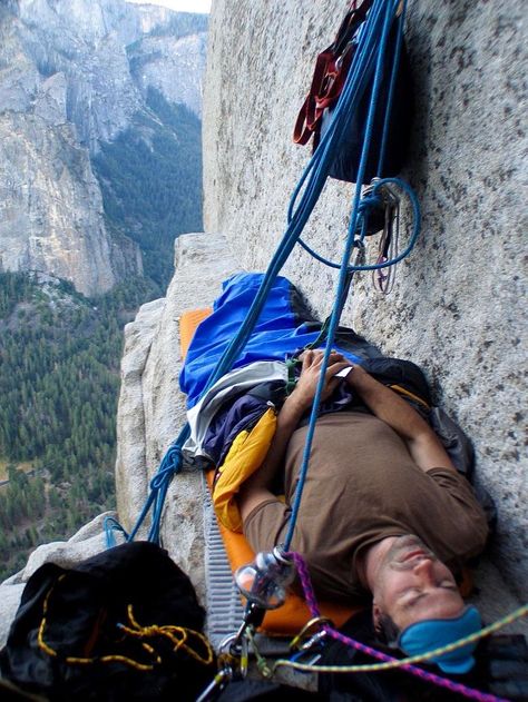 Some people can sleep anywhere. Climbing Gifts, Unusual Facts, Climbing Gear, Scary Places, Nice Place, Adventure Sports, Mountain Climbing, Extreme Sports, Fall Asleep