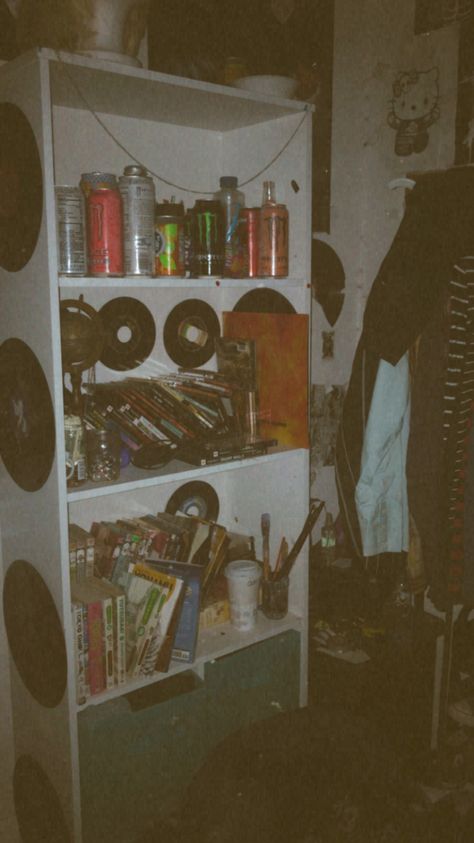 #grunge #room #alt #altdecor #drcor #monsterenergy #alternative #cds Alternative Room Decor Grunge, Messy Apartment Aesthetic Grunge, Grunge Dining Room, Messy Room Aesthetic Grunge, Grunge Basement, Alt Bedroom Aesthetic, Grunge Bedroom 90s, Messy Bookshelf, Grunge Apartment Aesthetic