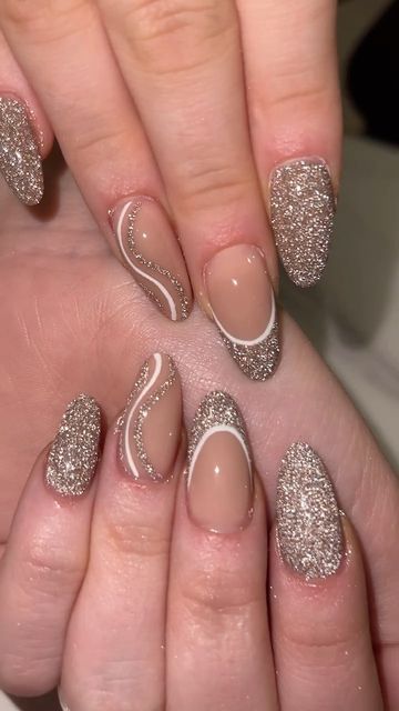 Nail Art Paillette, Reflective Nails, Bridal Nails Designs, Engagement Nails, Silver Nail Designs, Gold Acrylic Nails, Bridal Nail Art, Glittery Nails, Formal Nails