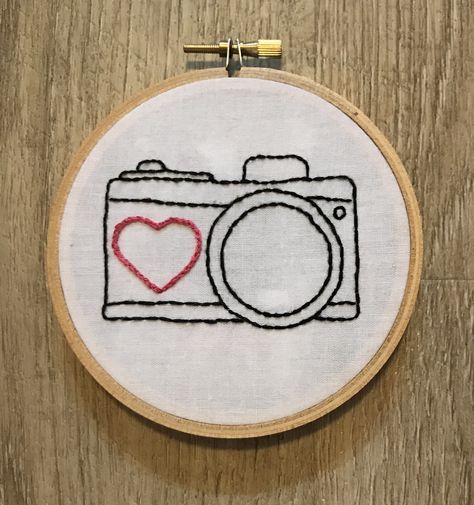 Retro Camera Outline Hand Embroidery Love Photography Camera Embroidery Pattern, Camera Embroidery, Camera Outline, Vintage Embroidery Patterns, Embroidery Patterns Ideas, Embroidery Tattoo, Daisy Stitch, Retro Embroidery, Lazy Daisy Stitch