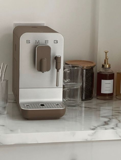 Smeg Coffee Machine, Retro Exterior, Kafe Aesthetic, Smeg Coffee, Coffee Bar Styling, Morning Kitchen, Best Coffee Maker, Coffee Bar Home, Aesthetic Retro