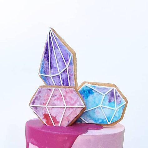 itos Cake Shop on Instagram: "HBD Little Gem!! 💜💎 . . ________________________ #minicake #diamondcake #gemstonecake #gemcake #gemstones #tiedyecake #gemstonecookies #gemcookies #sugarcokies #handpaintedcake #handpaintedcookies #cookiescaketopper #ganachecake #birthdaycake #watercolorcake #watercolorcookies #alledible #itoskids #itoscakes #cakestagram" Gem Stone Birthday Cake, Gem Birthday Cake, Gemstone Cake, Gem Party, Jewel Cake, Gem Cake, Diamond Cake, Diamond Birthday, Watercolor Cookies