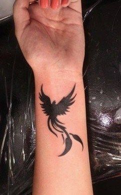 Phoenix Tattoos: Meanings, Artists, Tattoo Designs & Ideas Phinox Tattoo, Simbolos Tattoo, Phoenix Tattoo Feminine, Small Phoenix Tattoos, Phoenix Bird Tattoos, Dragons Tattoo, Bird Tattoo Wrist, Phoenix Tattoo Design, Inspiration Tattoos