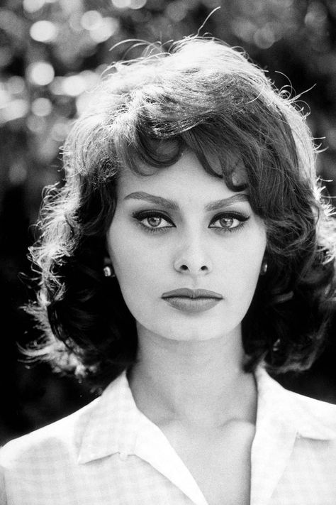 Sophia Loren's Iconic Style In Photos - HarpersBAZAAR.com Stars D'hollywood, Sofia Loren, Vlasové Trendy, Katharine Hepburn, Italian Beauty, Italian Actress, Kelly Brook, Catherine Deneuve, Sophia Loren