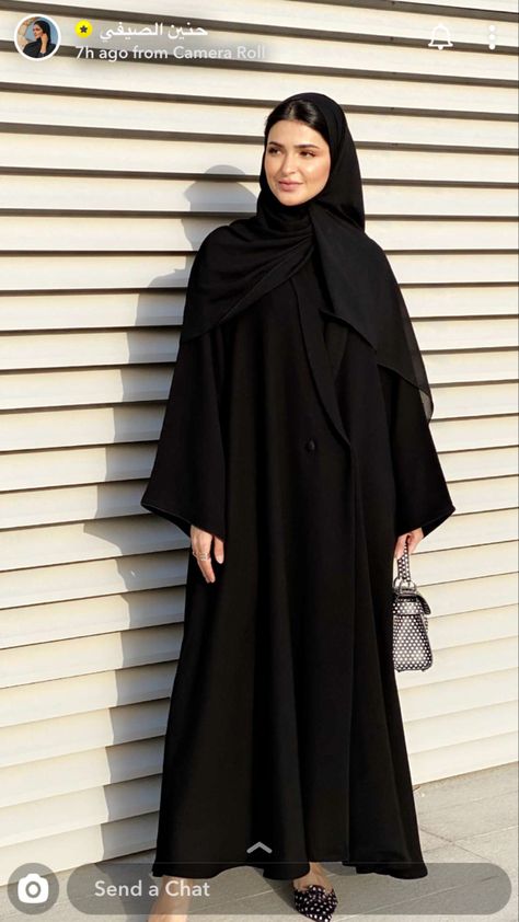 Nakab Style Black Simple, Elegant Abayas Black, Elegant Black Abaya, Abaya Fashion Black Simple, Modern Abaya Black, Black Abaya Outfit, Simple Abaya Black, Black Abaya Designs Simple, Formal Abaya