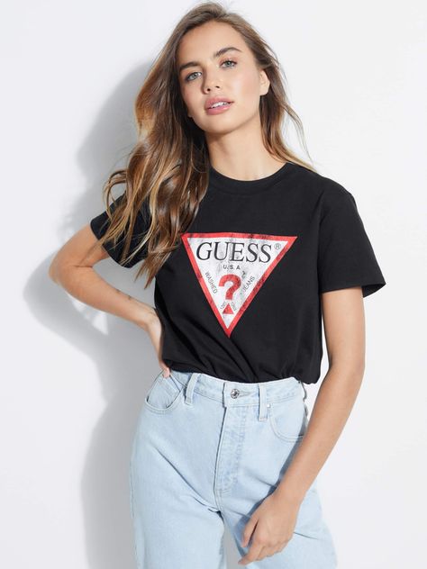 Guess T Shirt Outfit Women, Outfit Buchifresa, Guess Tshirt, Oc Outfits, Guess Shirt, Guess Logo, Fit Logo, Iconic Logo, Classic Logo