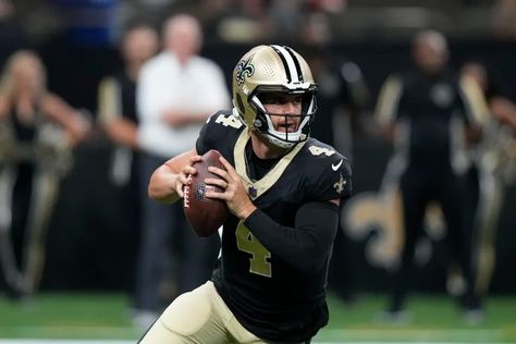 Derek Carr throws a TD pass in his Saints debut, a 26-24 preseason win over the Chiefs Derek Carr, Baker Mayfield, The Chiefs, Field Goal, Nfl Season, The Division, Free Agent, Tampa Bay Buccaneers, New Orleans Saints