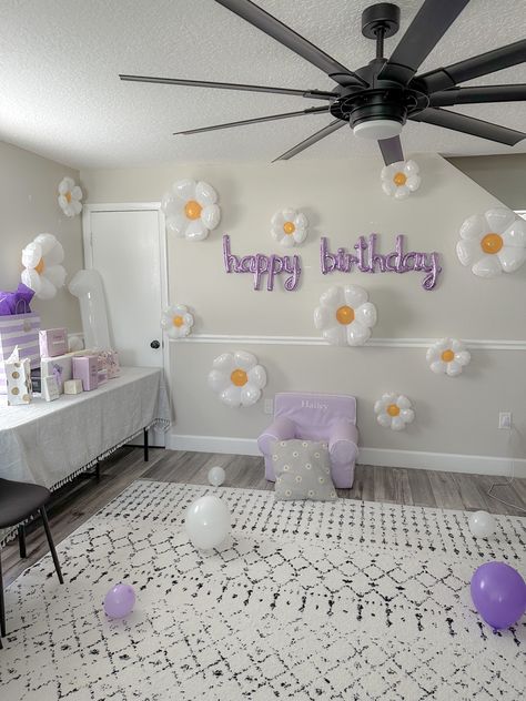 Balloons And Flowers, Birthday Decorations At Home, Flower Birthday Party, Happy Birthday Decor, Simple Birthday Party, Daisy Party, Simple Birthday Decorations, Birthday Wall, Birthday Party Decorations Diy