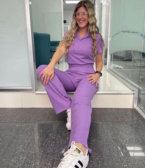 Babysitter Outfit Ideas, Dentist Outfit, The Color Lavender, Scrubs For Women, Nail Pics, Doctor Scrubs, It Follows, Behavior Therapy, Doctor Outfit