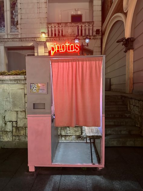 Pop Up Photo Booth, Pink Photobooth, Retro Photobooth, Pink Photo Booth, Photo Booth Aesthetic, Photobooth Business, Aesthetic Photobooth, Photobooth Event, Photobooth Design