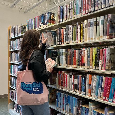 Sarah 🧚🏻‍♂️ on Instagram: “she’s in her library era #bookstagram #librarygirl #reading #bookhaul #bookrecommendations #booksta #libraryaesthetic #bookstagrammer…” Books Photoshoot Ideas, Library Girl Aesthetic, Girl In Library, Emory Scott, Reader Aesthetic, Library Girl, Reader Girl, Lifestyle Books, Highlight Ideas