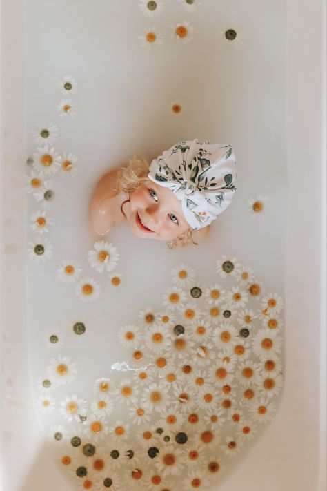 This milk bath theme was so simple ywg so beautiful. Daisy Newborn Pictures, Baby Milk Bath, Milk Bath Photos, Baby 2024, Bath Pictures, Wild Daisies, Milk Bath Photography, Baby Corner, Bath Photography