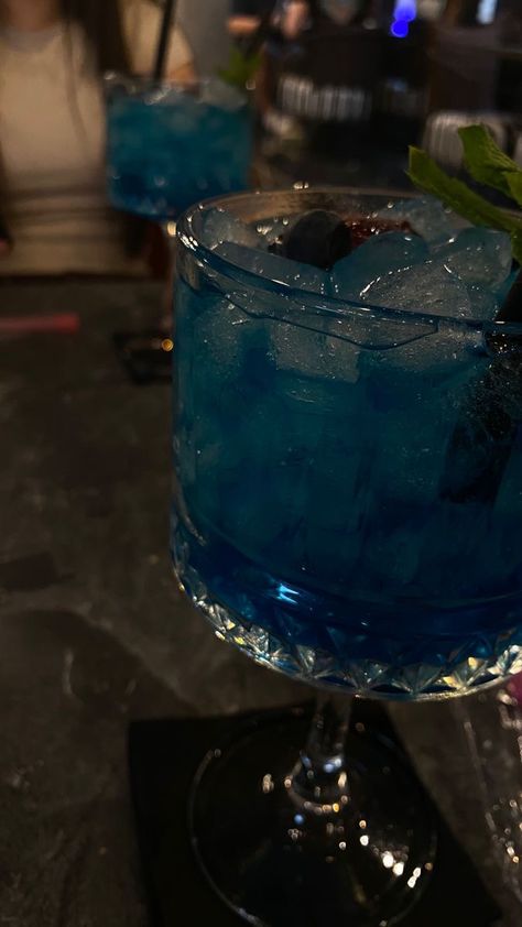 Pretty Alcoholic Drinks, Blue Drinks, Snap Streak Ideas Easy, Alcohol Aesthetic, Fancy Drinks, Story Ideas Pictures, Pretty Drinks, Fake Pictures, Snap Food