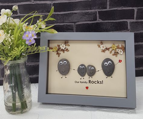 Our Family Rocks, Family Rocks, Cats Heart, Pebble Art Family, Cadeau Parents, Cat Lady Gift, Pebble Pictures, Unique Gifts For Mom, Frame Picture