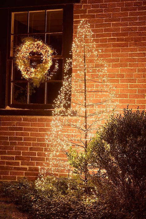 Holiday Lighting | String Lights, Lanterns + LED Lighting | Terrain Simple Porch Christmas Decor, Front Door Christmas Lights, Modern Outdoor Christmas Decor, Holiday Outdoor Decorations, Ideas Decoracion Navidad, Holiday Landscape, Winter Woods, Vine Wreath, Warm White Led Lights