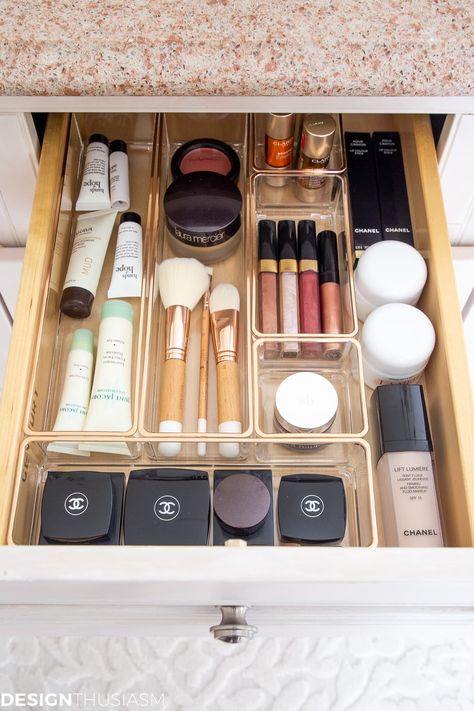 Want to declutter your home? These 5 quick and easy drawer organizer projects can be done in no time to start your day off right. ----- #drawerorganization #drawerdividers #drawerorganizer #kitchendrawerorganizer #makeupdrawerorganization #designthusiasm Perfume Drawer, French Inspired Decor, Rangement Makeup, Makeup Drawer Organization, Bathroom Drawers, Makeup Storage Organization, Makeup Drawer, Organized Desk Drawers, Dekorasi Kamar Tidur