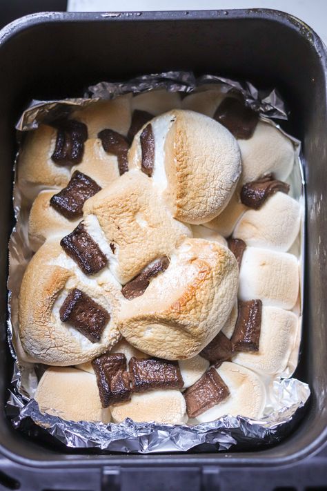 This viral air fryer s'mores dip has only 2 ingredients and is done in 5 minutes! The perfect quick dessert! Air Fryer Dessert Recipes Chocolate, S’mores Air Fryer Dip, How To Make Smores In The Air Fryer, Marshmallows In Air Fryer, S'more Air Fryer, S’mores Air Fryer Recipe, S’mores In The Air Fryer, Air Fry S'mores, Air Fried Smores