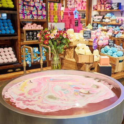 11 Longtime Lush Employees Share Their Favorite Products Of All Time Lush Diy, Lush Aesthetic, Lush Shop, Lush Store, Natural Hair Treatments, Lush Bath, Lush Products, Lush Cosmetics, Morning Smoothie